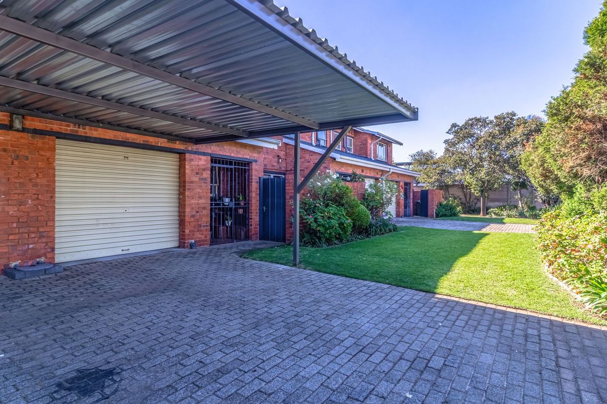 Beautiful & Spacious Face Brick Duplex in Sought-After Location - Photo 3