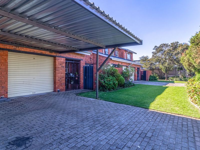 Beautiful & Spacious Face Brick Duplex in Sought-After Location - Photo 3