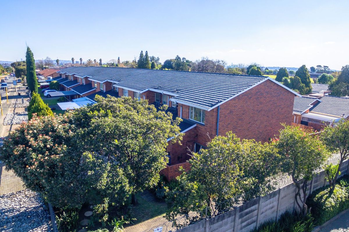 Beautiful & Spacious Face Brick Duplex in Sought-After Location - Photo 2