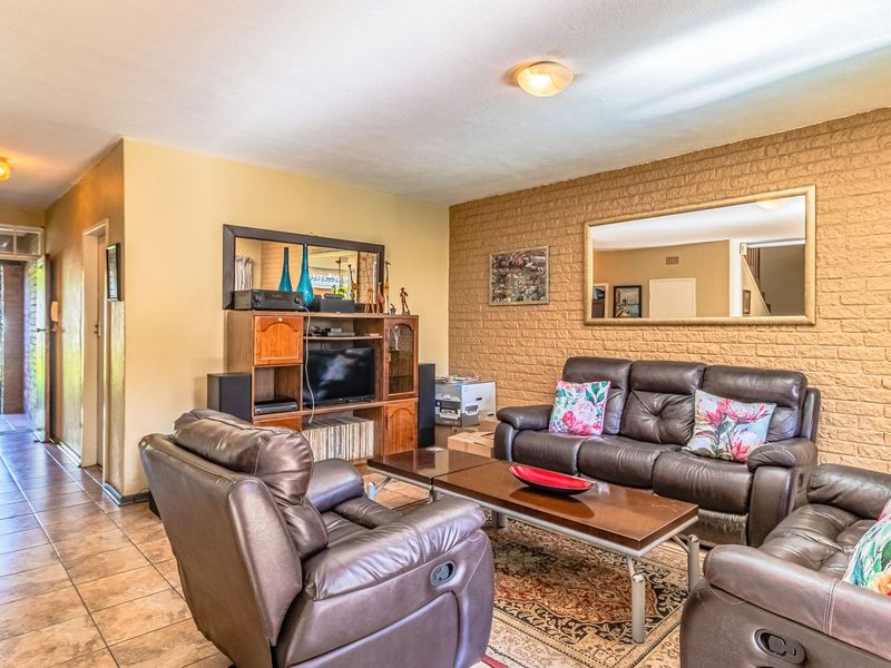 Beautiful & Spacious Face Brick Duplex in Sought-After Location - Photo 9