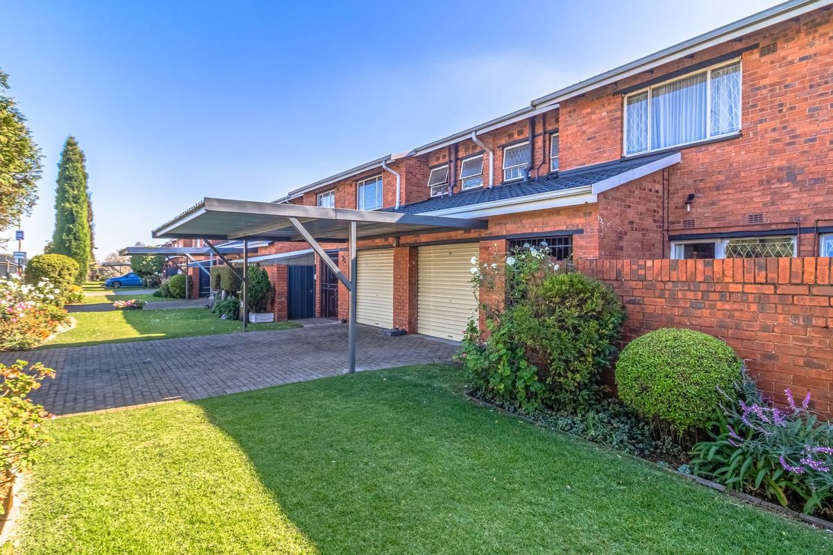 Beautiful & Spacious Face Brick Duplex in Sought-After Location - Photo 4