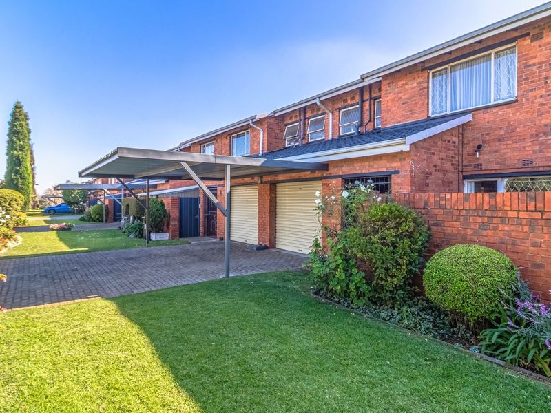 Beautiful & Spacious Face Brick Duplex in Sought-After Location - Photo 4