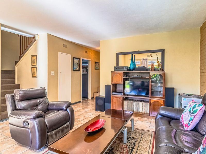 Beautiful & Spacious Face Brick Duplex in Sought-After Location - Photo 8