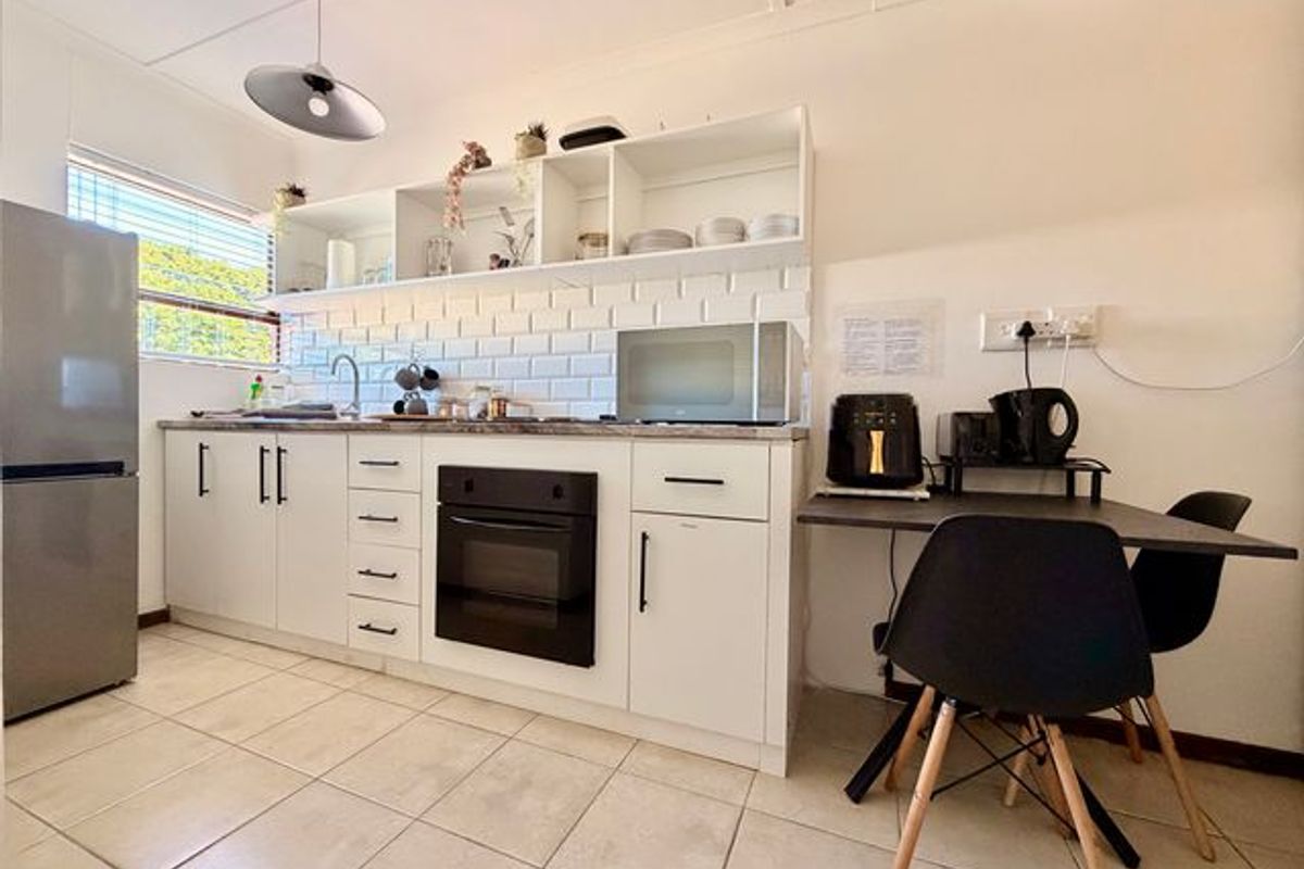 One Bedroom apartment with separate entrance and outside area - Photo 4