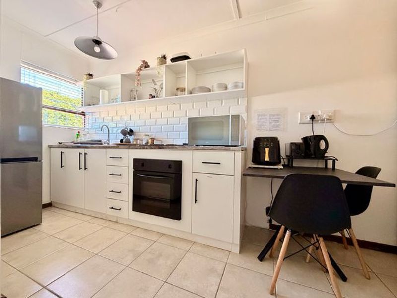 One Bedroom apartment with separate entrance and outside area - Photo 4