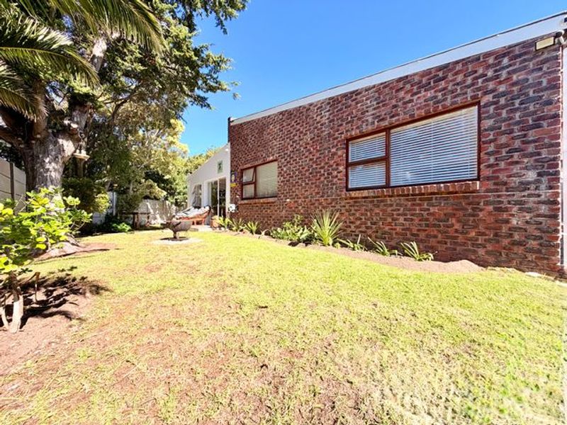 One Bedroom apartment with separate entrance and outside area - Photo 9