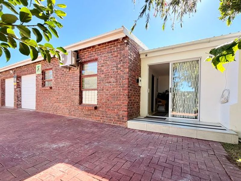 One Bedroom apartment with separate entrance and outside area - Photo 3