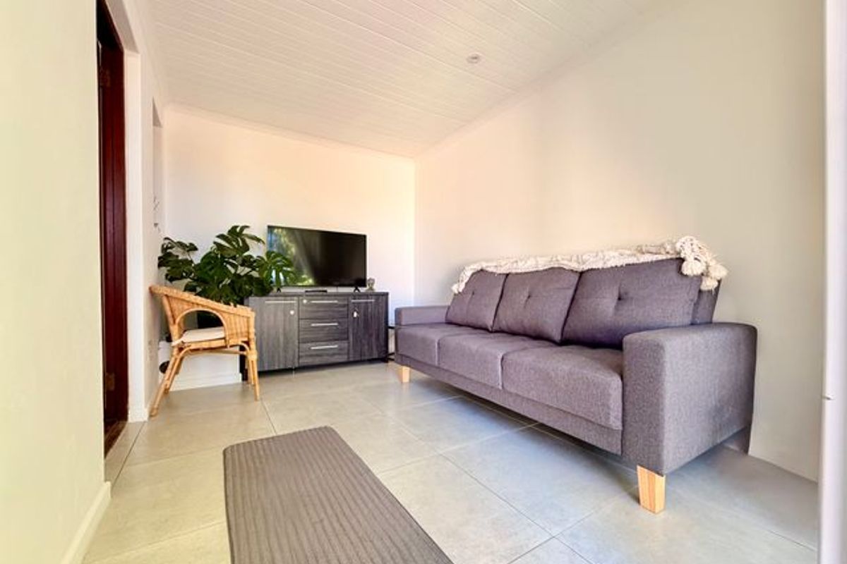 One Bedroom apartment with separate entrance and outside area - Photo 2