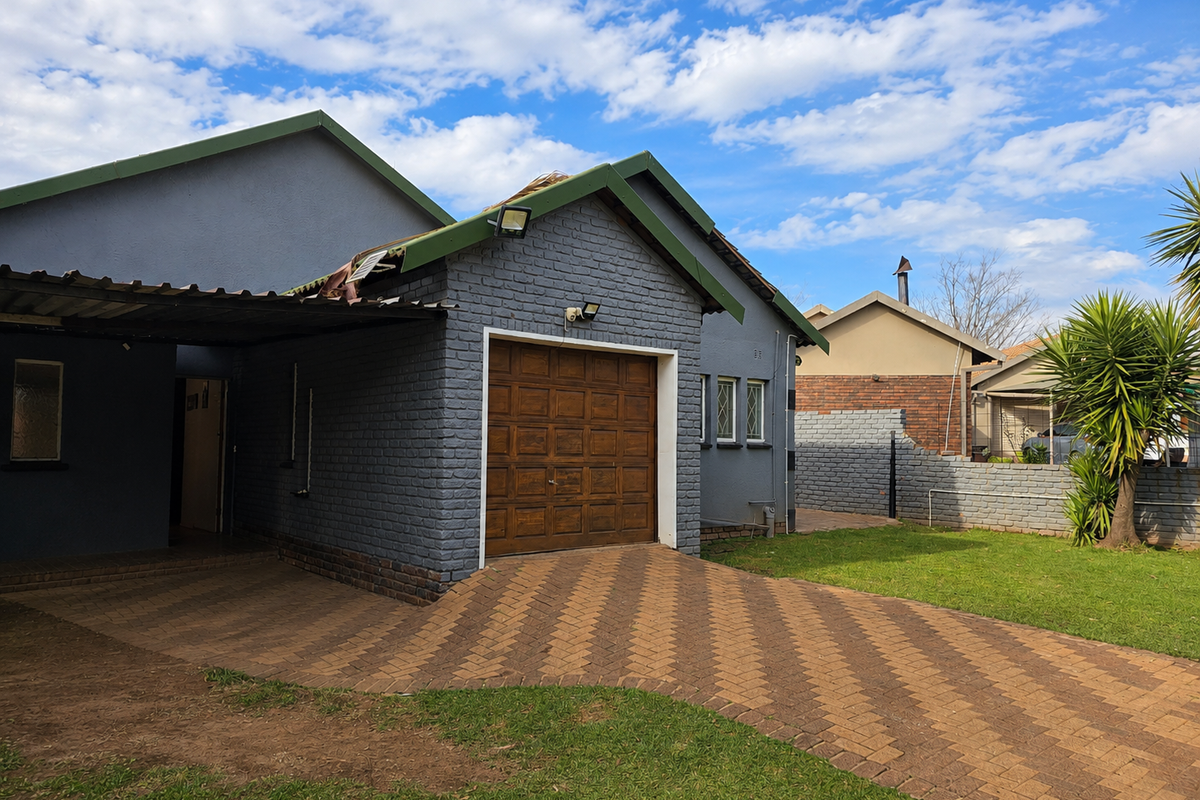 Spacious Entertainer Family Home! - Photo 2