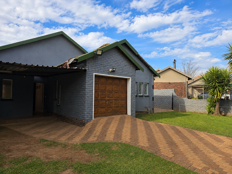Spacious Entertainer Family Home! - Photo 2