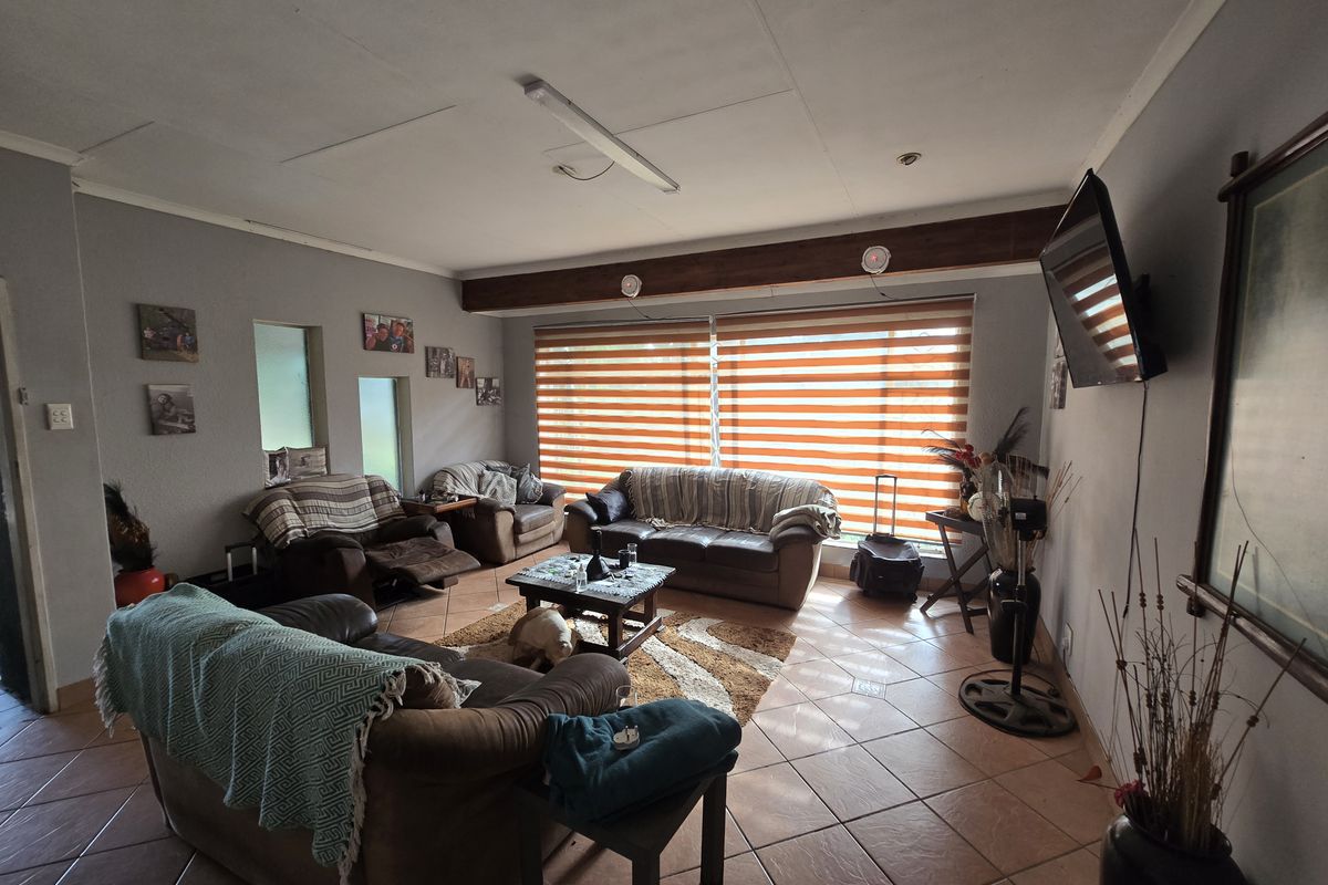 Spacious Entertainer Family Home! - Photo 4