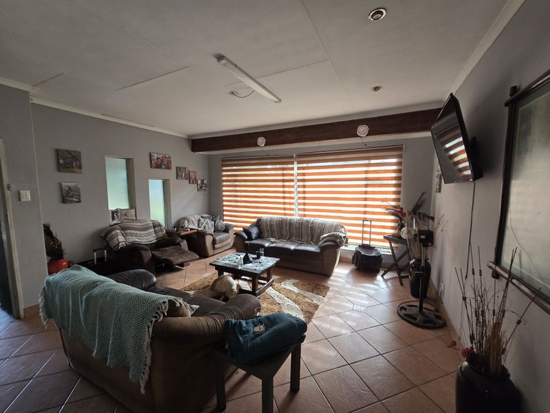Spacious Entertainer Family Home! - Photo 4