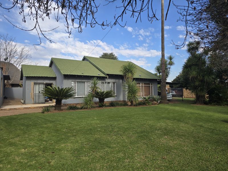 Spacious Entertainer Family Home! - Photo 1
