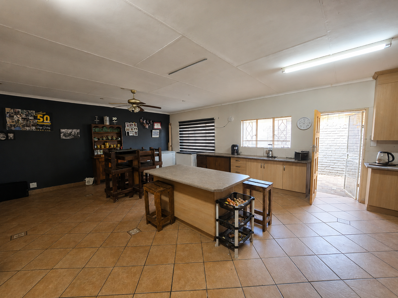 Spacious Entertainer Family Home! - Photo 6