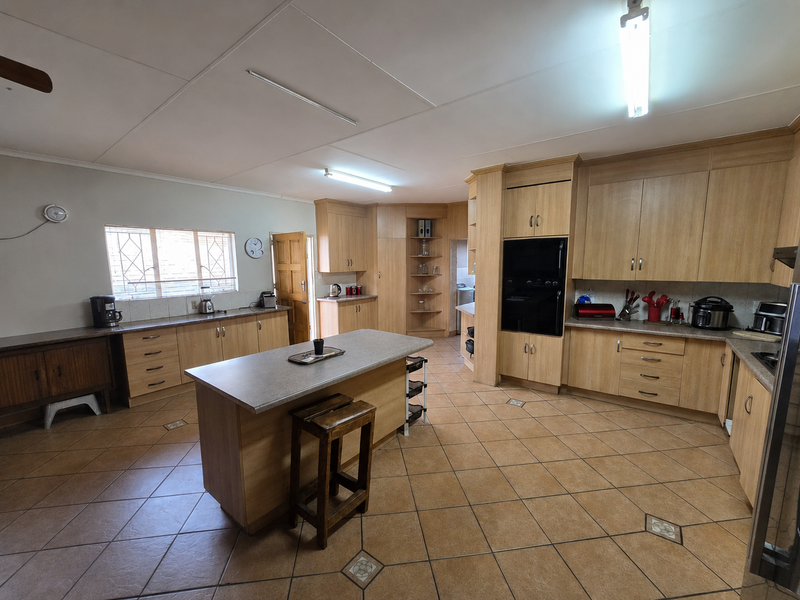 Spacious Entertainer Family Home! - Photo 5