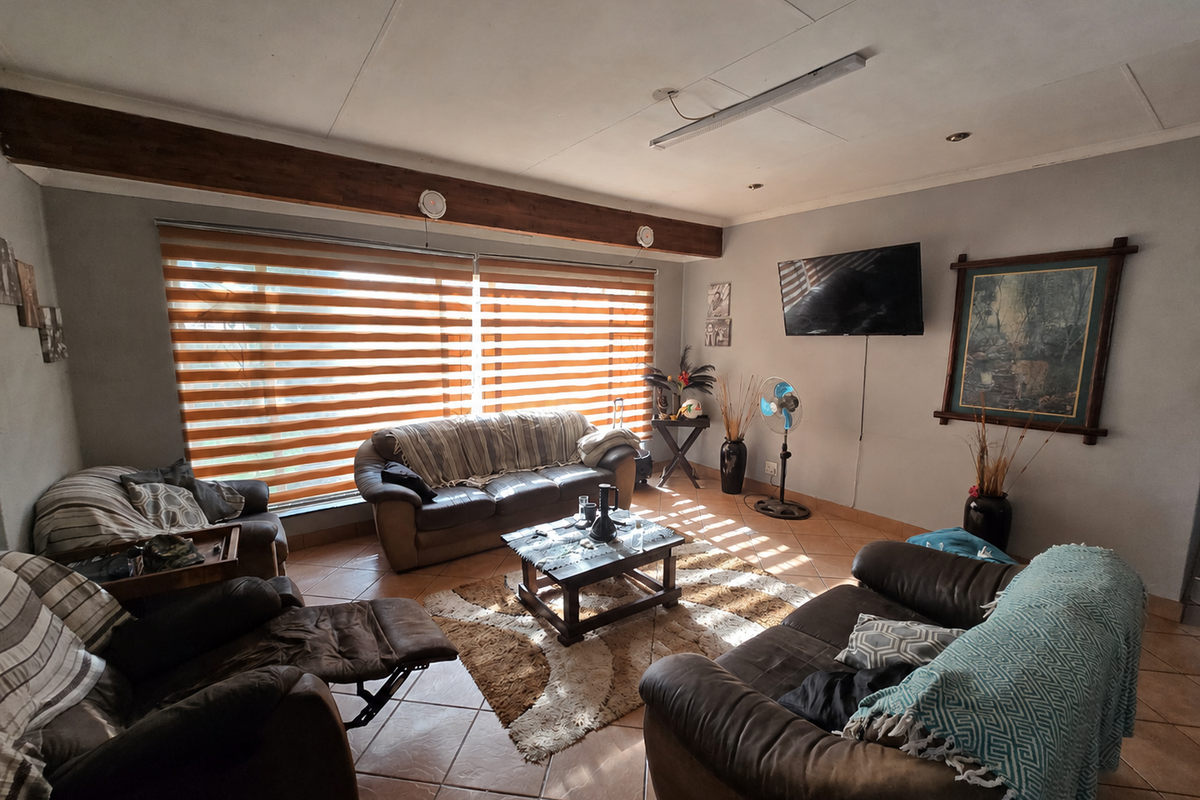 Spacious Entertainer Family Home! - Photo 3