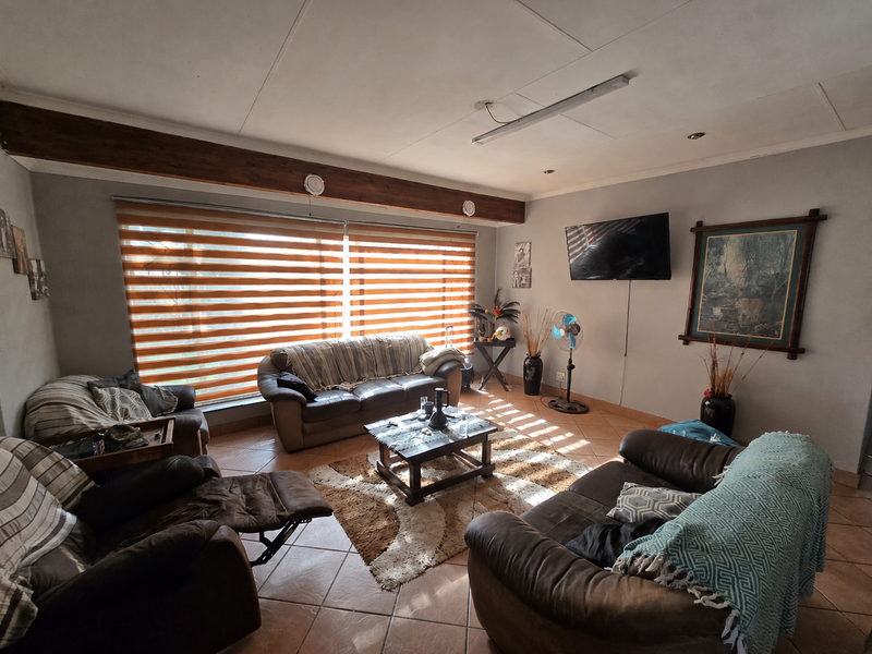 Spacious Entertainer Family Home! - Photo 3