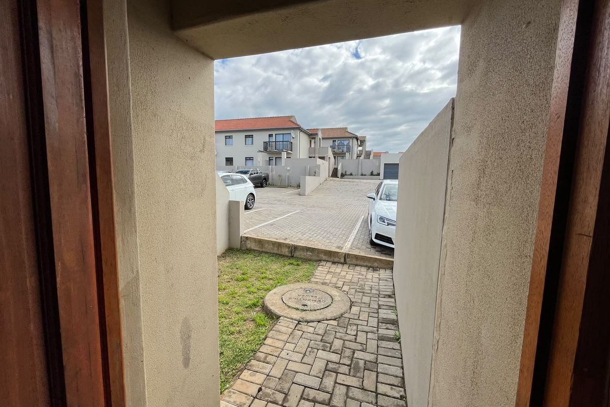 Upmarket townhouse at Kidd's Beach - Photo 4