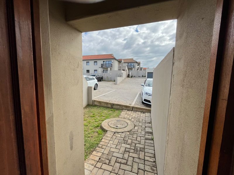 Upmarket townhouse at Kidd's Beach - Photo 4