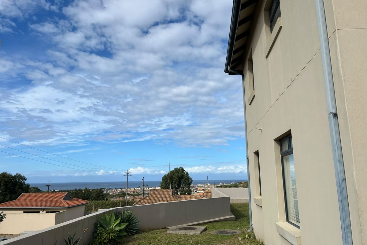 Upmarket townhouse at Kidd's Beach - Photo 3