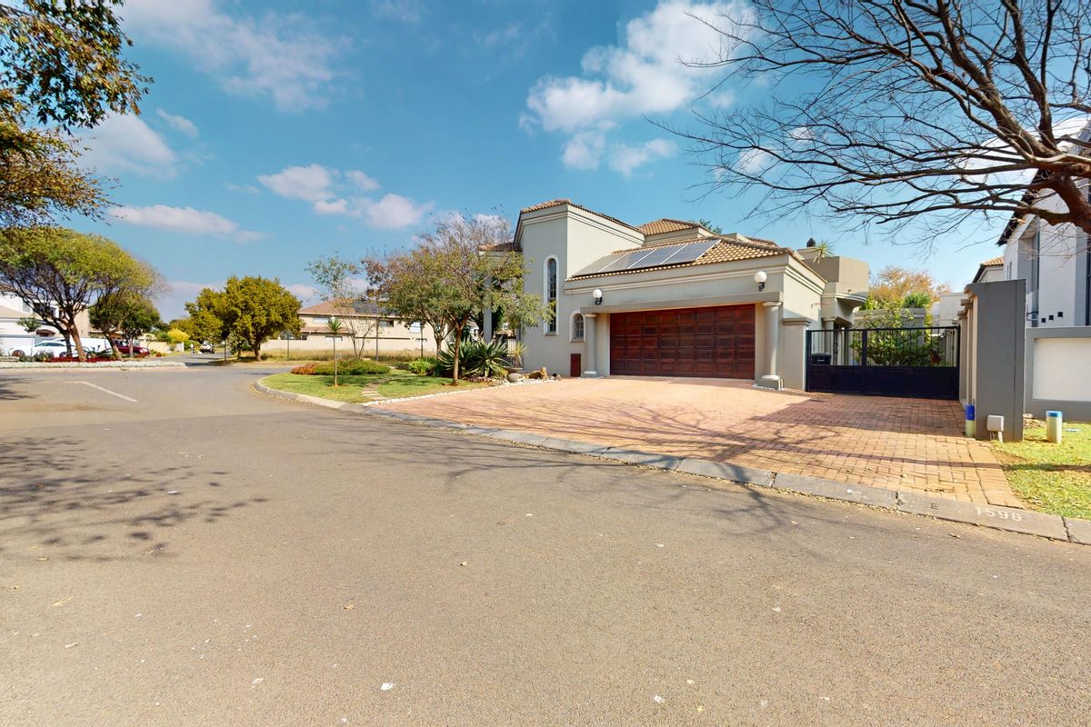 Starting to bid from R3,799,000! Non-Distressed Live Luxury Auction! - Photo 2