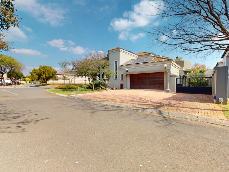 Starting to bid from R3,799,000! Non-Distressed Live Luxury Auction! - Photo 2