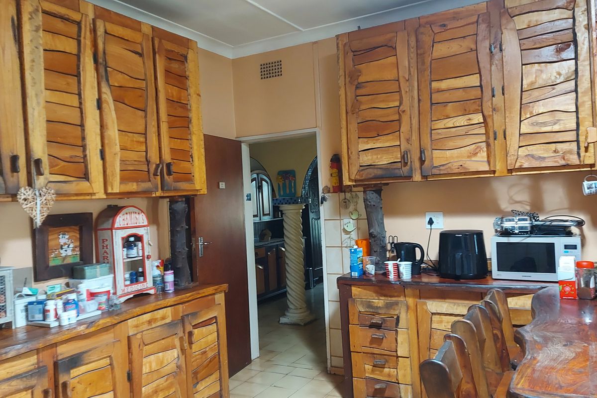 SPACIOUS FAMILY HOME WITH SWIMMING POOL ,BOREHOLE & BEAUTIFUL SOLID WOOD KITCHEN FOR SALE - Photo 2