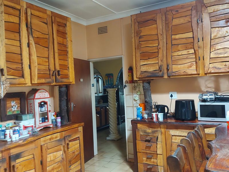 SPACIOUS FAMILY HOME WITH SWIMMING POOL ,BOREHOLE & BEAUTIFUL SOLID WOOD KITCHEN FOR SALE - Photo 2