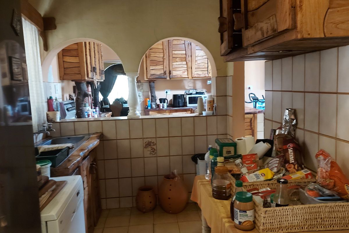 SPACIOUS FAMILY HOME WITH SWIMMING POOL ,BOREHOLE & BEAUTIFUL SOLID WOOD KITCHEN FOR SALE - Photo 4