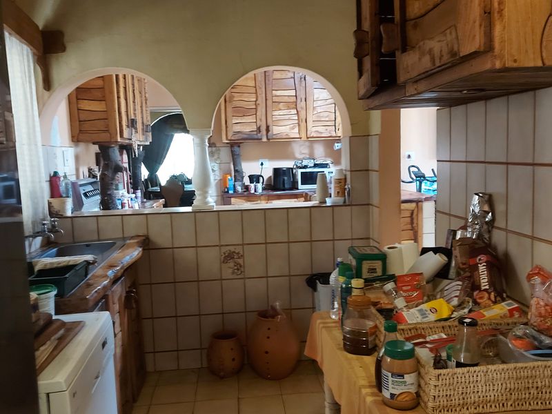 SPACIOUS FAMILY HOME WITH SWIMMING POOL ,BOREHOLE & BEAUTIFUL SOLID WOOD KITCHEN FOR SALE - Photo 4