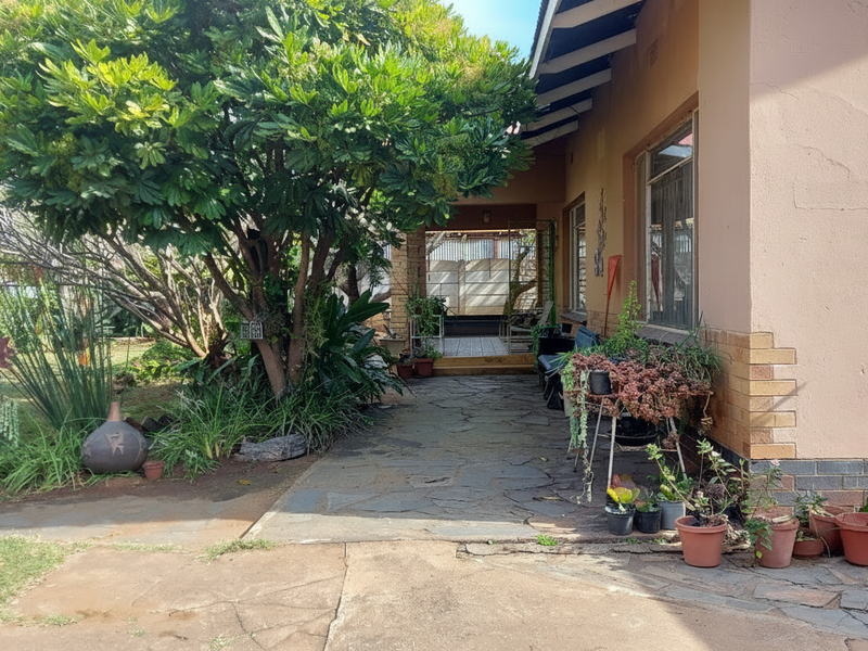 SPACIOUS FAMILY HOME WITH SWIMMING POOL ,BOREHOLE & BEAUTIFUL SOLID WOOD KITCHEN FOR SALE - Photo 1