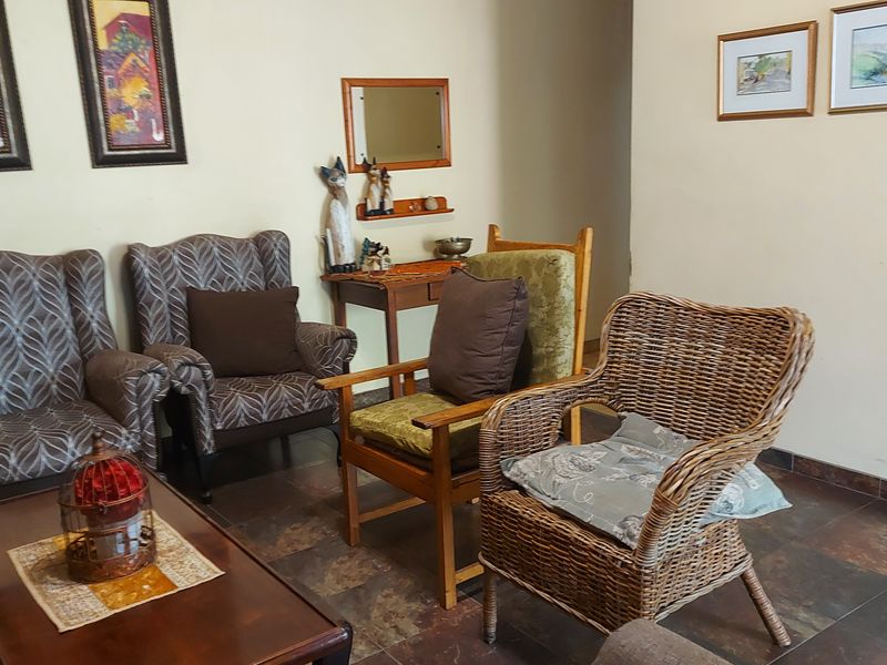 SPACIOUS FAMILY HOME WITH SWIMMING POOL ,BOREHOLE & BEAUTIFUL SOLID WOOD KITCHEN FOR SALE - Photo 10