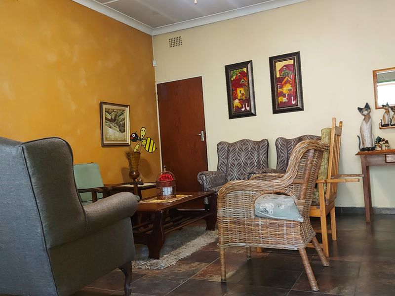 SPACIOUS FAMILY HOME WITH SWIMMING POOL ,BOREHOLE & BEAUTIFUL SOLID WOOD KITCHEN FOR SALE - Photo 9