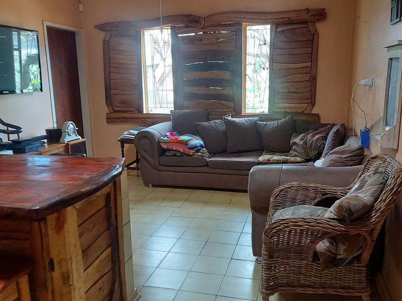 SPACIOUS FAMILY HOME WITH SWIMMING POOL ,BOREHOLE & BEAUTIFUL SOLID WOOD KITCHEN FOR SALE - Photo 8