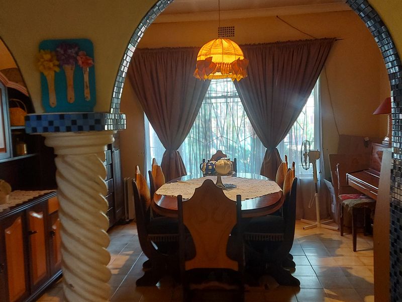 SPACIOUS FAMILY HOME WITH SWIMMING POOL ,BOREHOLE & BEAUTIFUL SOLID WOOD KITCHEN FOR SALE - Photo 7