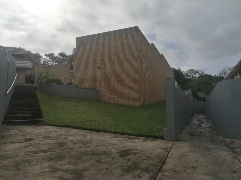 Secure & Spacious Lock-Up-and-Go 2 Bedroom Townhouse – Ideal Starter or Downsizer Home - Photo 2