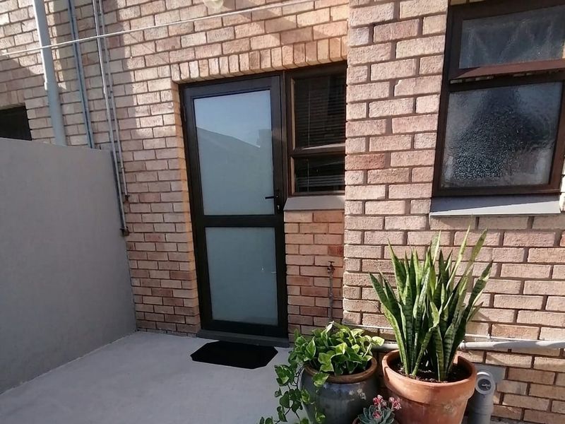 Secure & Spacious Lock-Up-and-Go 2 Bedroom Townhouse – Ideal Starter or Downsizer Home - Photo 3