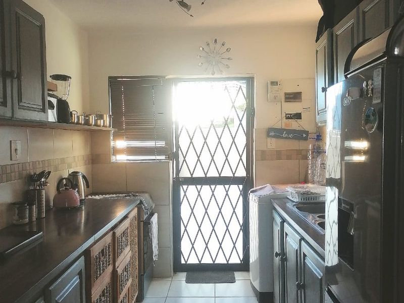 Secure & Spacious Lock-Up-and-Go 2 Bedroom Townhouse – Ideal Starter or Downsizer Home - Photo 8