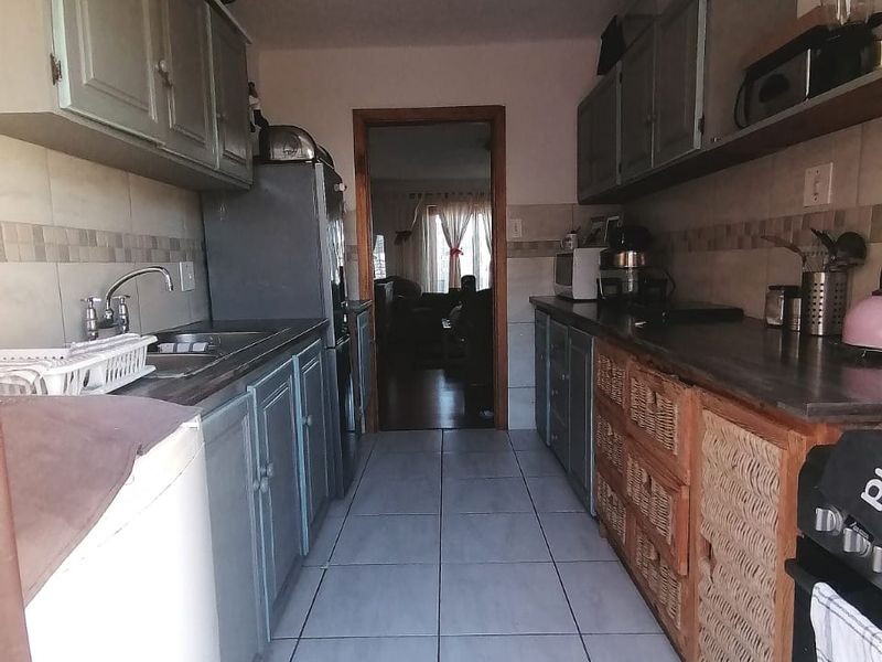 Secure & Spacious Lock-Up-and-Go 2 Bedroom Townhouse – Ideal Starter or Downsizer Home - Photo 7
