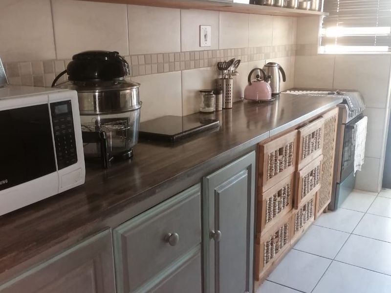 Secure & Spacious Lock-Up-and-Go 2 Bedroom Townhouse – Ideal Starter or Downsizer Home - Photo 6