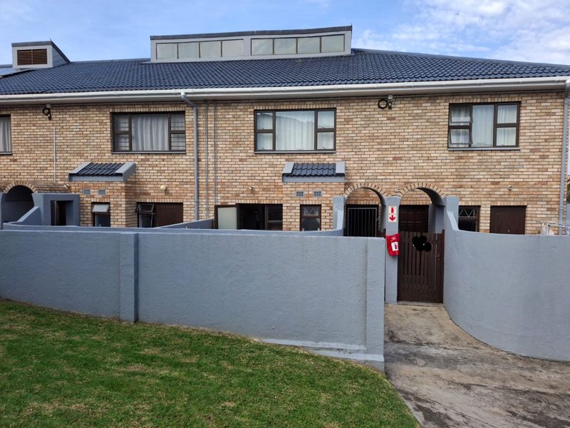 Secure & Spacious Lock-Up-and-Go 2 Bedroom Townhouse – Ideal Starter or Downsizer Home - Photo 1