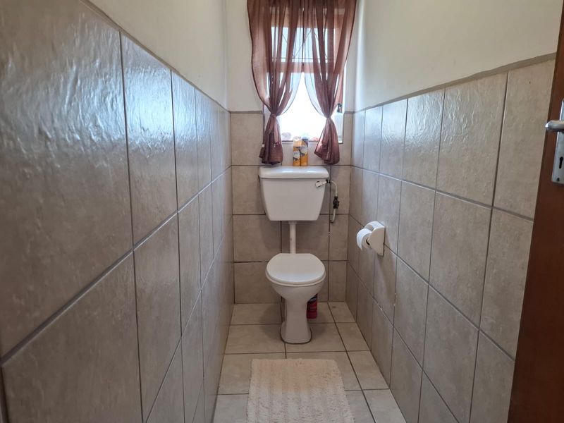 Secure & Spacious Lock-Up-and-Go 2 Bedroom Townhouse – Ideal Starter or Downsizer Home - Photo 10