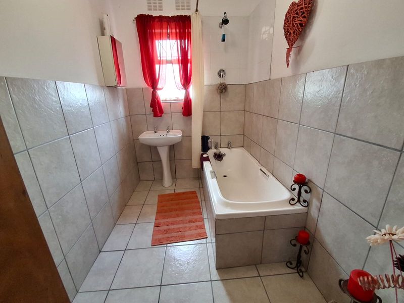 Secure & Spacious Lock-Up-and-Go 2 Bedroom Townhouse – Ideal Starter or Downsizer Home - Photo 9