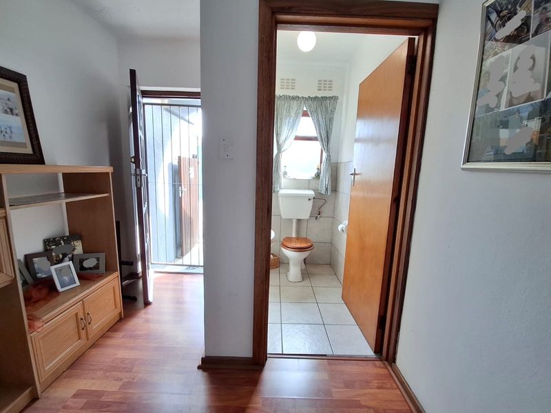 Secure & Spacious Lock-Up-and-Go 2 Bedroom Townhouse – Ideal Starter or Downsizer Home - Photo 6