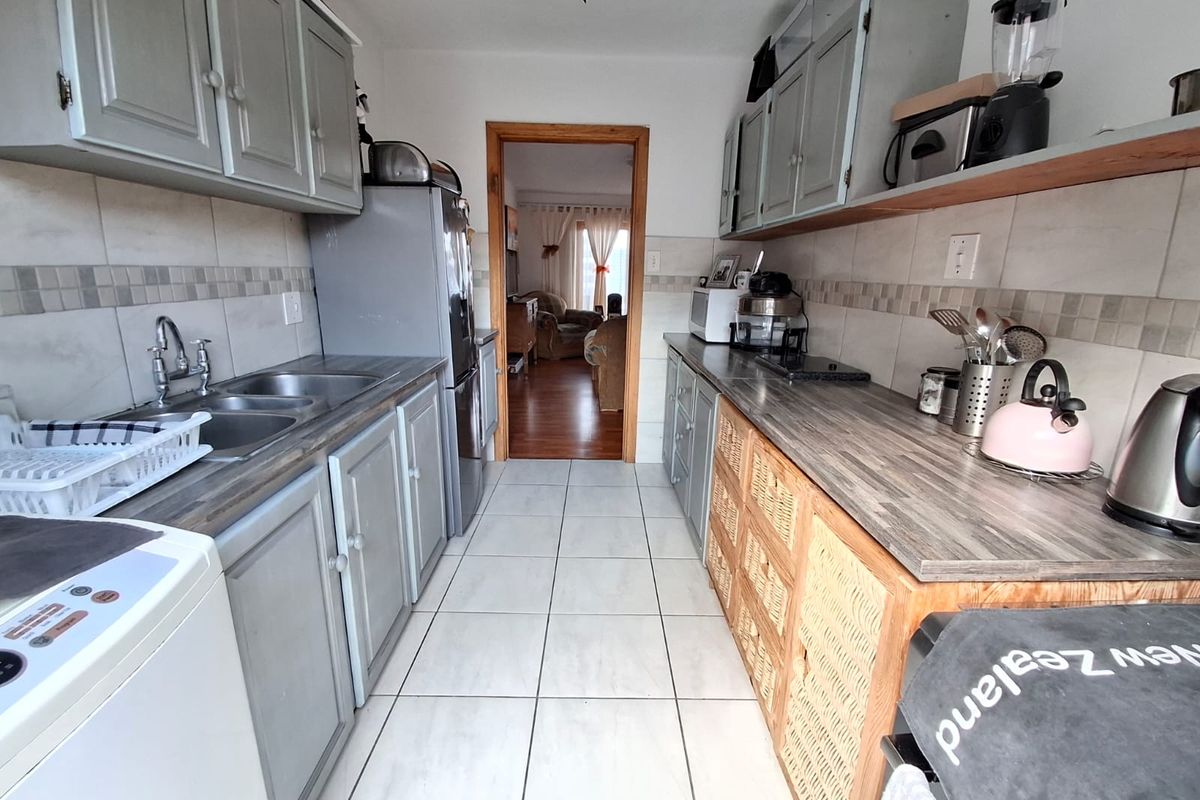 Secure & Spacious Lock-Up-and-Go 2 Bedroom Townhouse – Ideal Starter or Downsizer Home - Photo 5