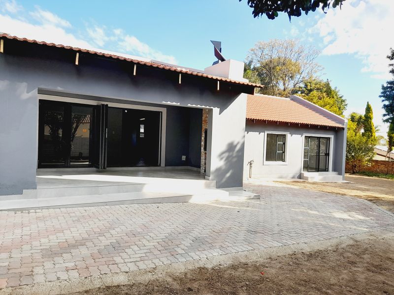 Newly Renovated Freestanding Home in Noordwyk - Photo 9