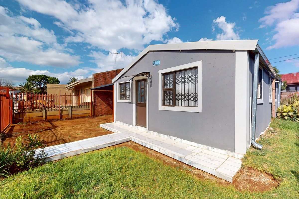 EXCLUSIVE MANDATE ON  A BEAUTIFUL 2-Bedroom Freehold Home in a Sought-After Area - Photo 3