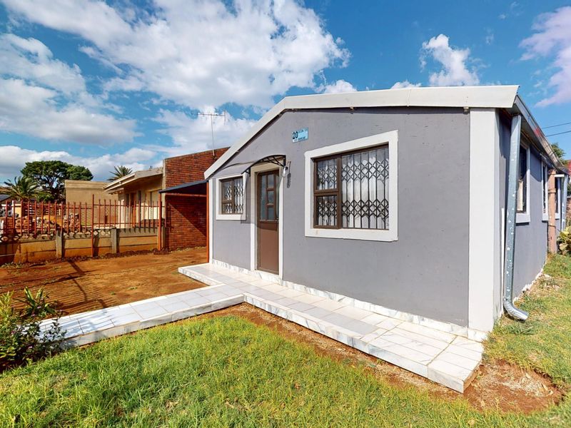 EXCLUSIVE MANDATE ON  A BEAUTIFUL 2-Bedroom Freehold Home in a Sought-After Area - Photo 3