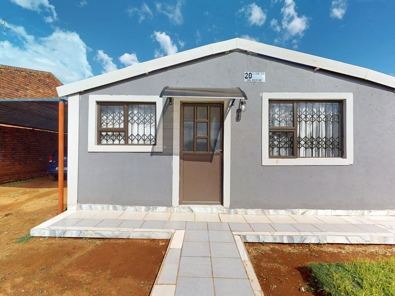 EXCLUSIVE MANDATE ON  A BEAUTIFUL 2-Bedroom Freehold Home in a Sought-After Area - Photo 1