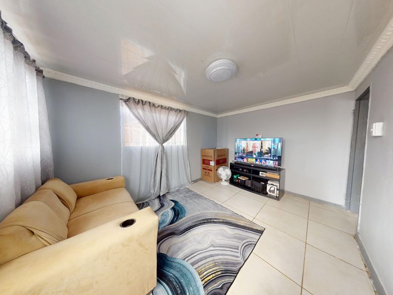 EXCLUSIVE MANDATE ON  A BEAUTIFUL 2-Bedroom Freehold Home in a Sought-After Area - Photo 9